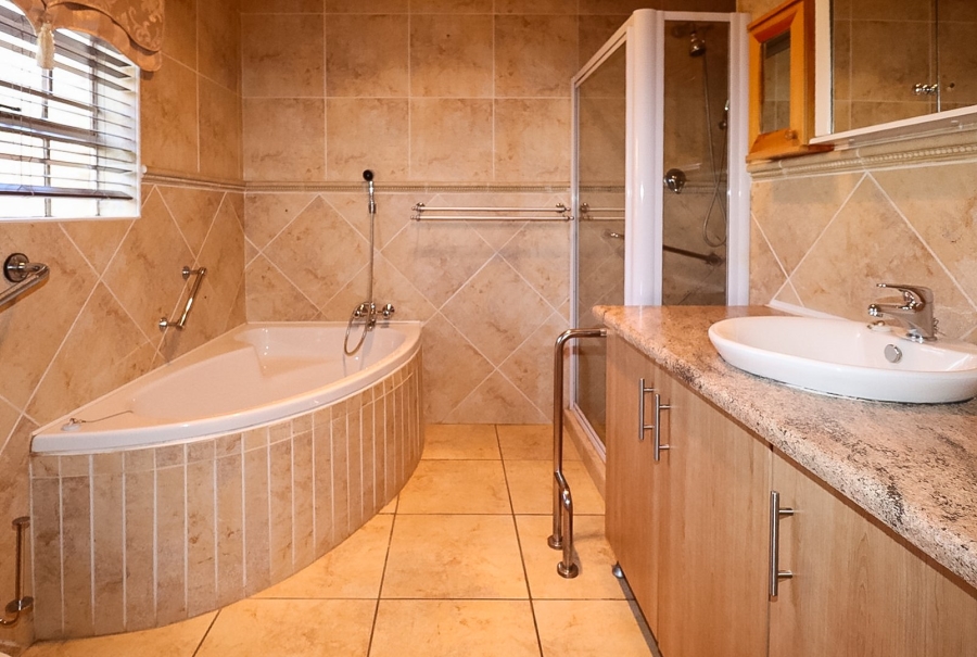 To Let 3 Bedroom Property for Rent in Flamwood North West